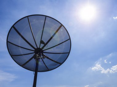 güneş ışığı ile mavi gökyüzü arka plan üzerinde uydu anteni