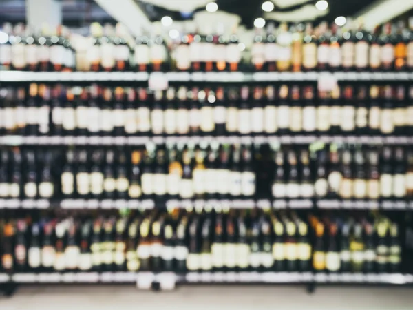 Frasco de licor de vinho desfocado na prateleira Conceito de atacado e varejo — Fotografia de Stock