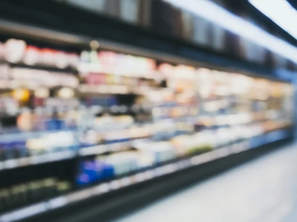 Полка супермаркета размыла внутреннюю перспективу как фон — стоковое фото
