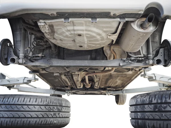 Auto-Fahrgestell mit Motor und Reifen-Unterboden isoliert — Stockfoto