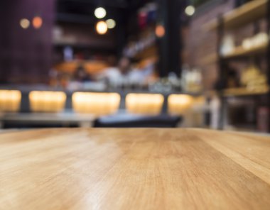 Tablo üst sayaçlarıyla Restoran arka plan bulanık