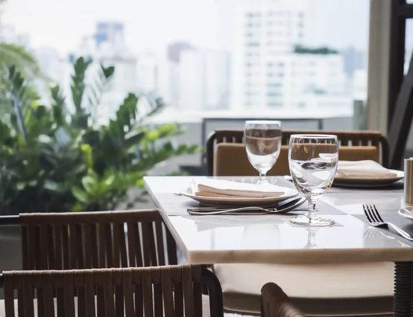Matbord set restaurang garden och skyline view — Stockfoto