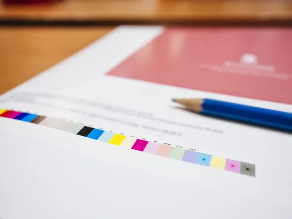Farbdiagramm zum Arbeitsprozess im Digitaldruck-Offsetdruck — Stockfoto