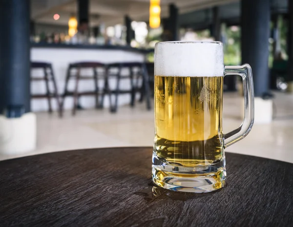 Glass of Beer on table with Blurred Bar counter background — Stock Image Glass of Beer on table with Blurred Bar counter background Stock Picture