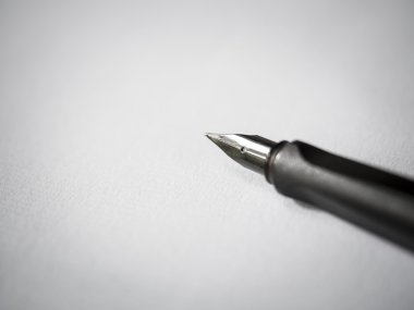 Kalem ve kağıt üzerinde arka plan siyah ve beyaz