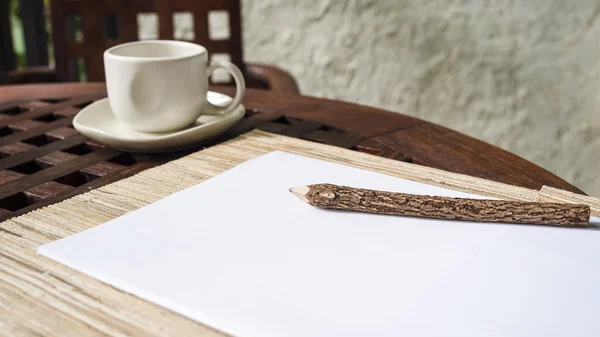 Papel en blanco con lápiz y café sobre la mesa — Foto de Stock