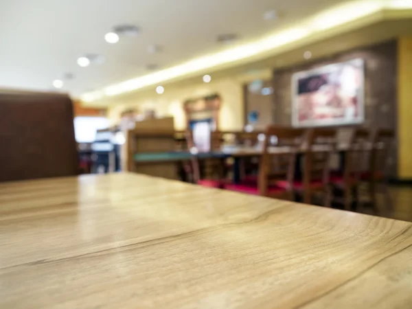 Mostrador de mesa y asientos con fondo interior del restaurante — Foto de Stock