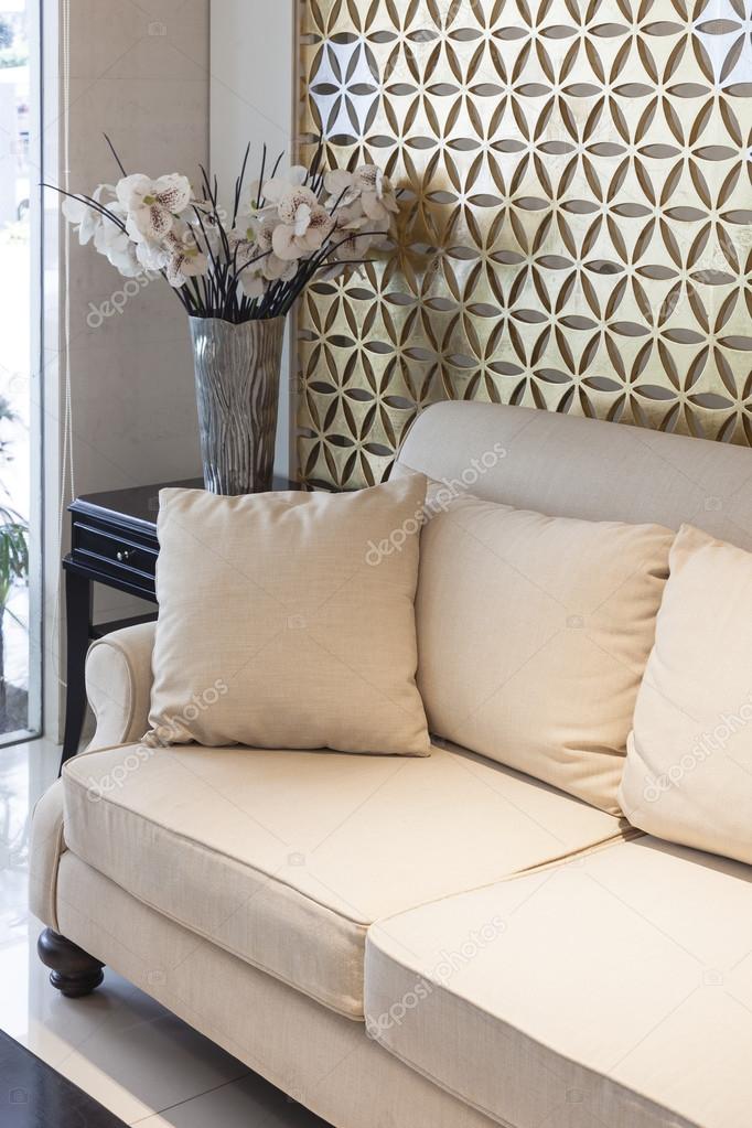 Nappali kanapé párnák és virág home lakberendezés — stock fotó ... Nappali kanapé