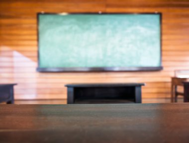 Masa üstü ile bulanık Blackboard eğitim arka plan concpet