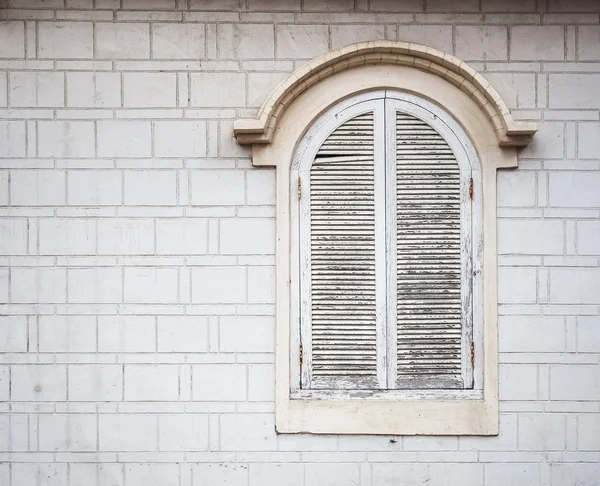 Fenêtre en bois avec mur blanc Style vintage — Photo