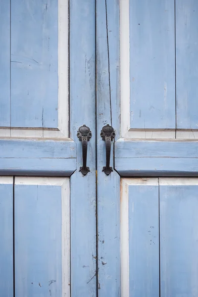 Houten deur met handvat close-up — Stockfoto