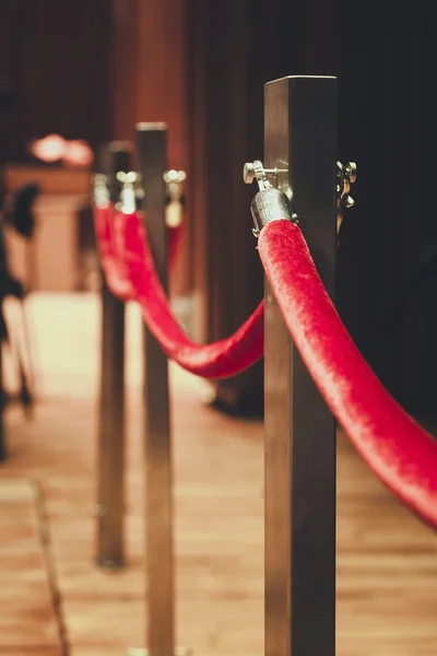 Área de la alfombra roja Cerca poste unido con cuerda roja — Foto de Stock