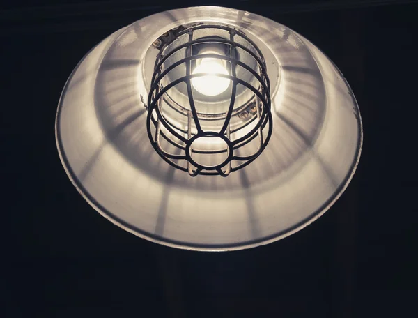 Винтажная лампа с лампочкой крупным планом — стоковое фото