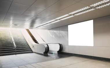 Metro İstasyonu ile yürüyen merdiven yukarı sahte billboard