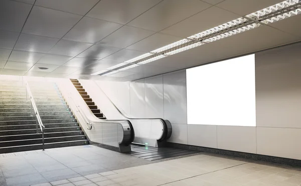 Πίνακας ανακοινώσεων χλεύη επάνω σε σταθμό του μετρό με κυλιόμενες σκάλες — Φωτογραφία Αρχείου