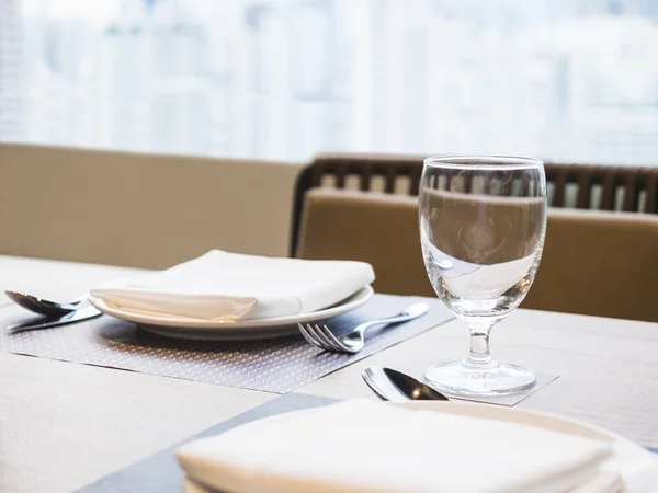 Dining set på med glas trevlig bakgrund — Stockfoto