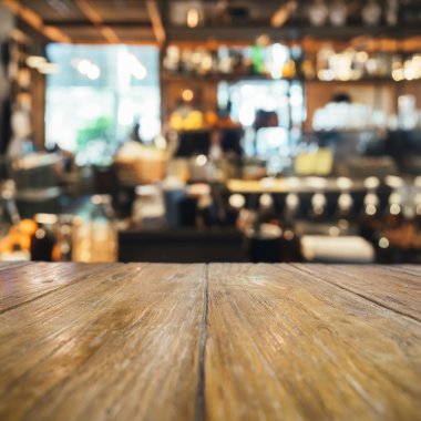 Tablo üst sayaçlarıyla Restoran arka plan bulanık