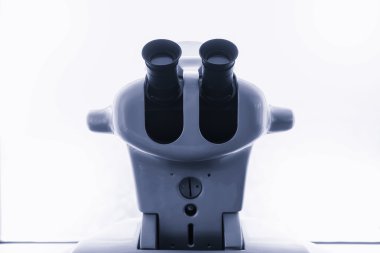 Beyaz arka plan üzerinde dürbün görünümü