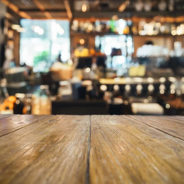 Contador de mesa con barra borrosa fondo del restaurante — Foto de Stock