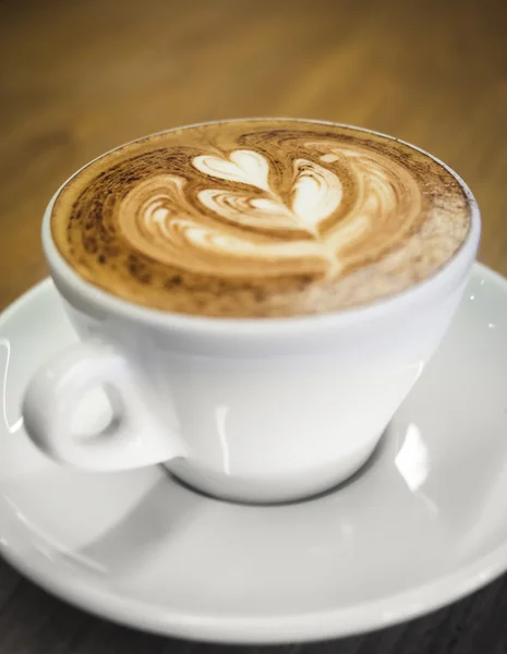 Tazza di caffè con decorazione a forma di cuore — Foto Stock