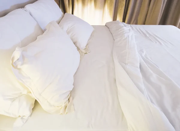 Colchón de cama y almohada estropeados en el dormitorio — Foto de Stock