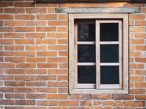 Fenêtre en bois avec mur de briques — Photo