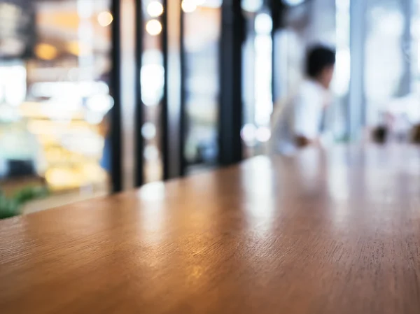 Mostrador de sobremesa con gente borrosa en el fondo del restaurante Café — Foto de Stock