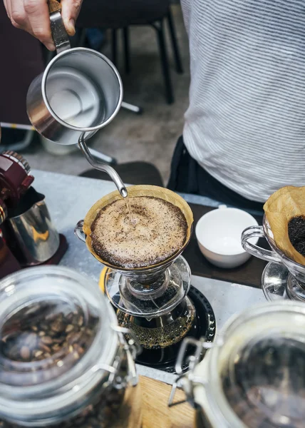 Barista gießt Wasser auf Tropfkaffee-Hipster — Stockfoto