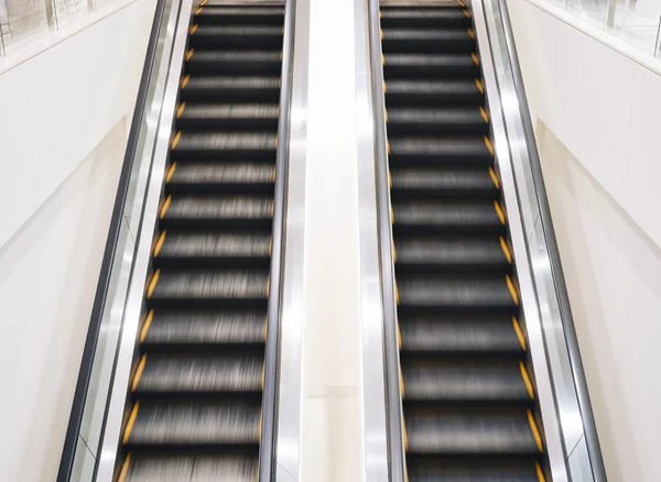 Rolltreppen nach oben und unten bewegen öffentliche Gebäude in Innenräumen — Stockfoto