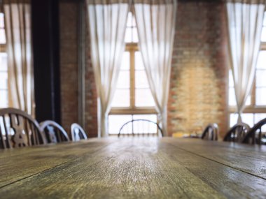 Tablo üst counter koltuklarda yemek odası iç arka plan ile