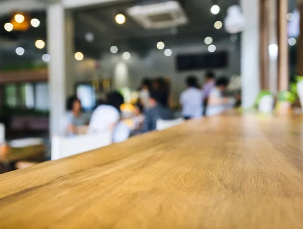 Bar de sobremesa con gente borrosa en restaurante cafetería — Foto de Stock