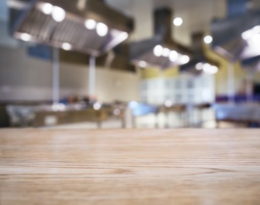 Tablo ile mutfak arka plan bulanık kontör sayacı alay