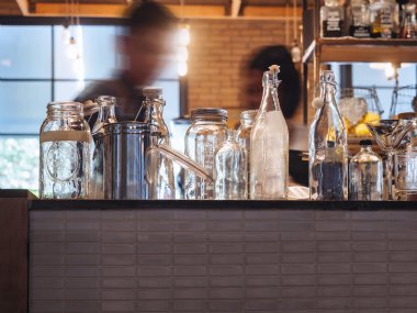 Sayaç barmen bulanık arka plan ile Bar