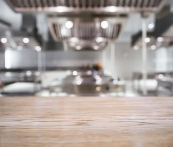 Mesa balcão superior com fundo de cozinha desfocada — Fotografia de Stock