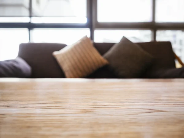 Tampo da mesa Sofá e travesseiros Decoração de interiores — Fotografia de Stock