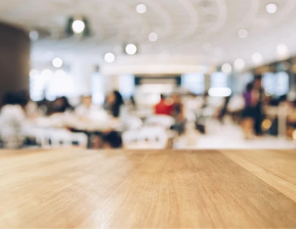 Bancone da tavolo con persone offuscate e ristorante — Foto Stock