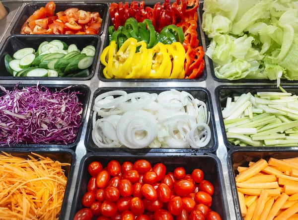 Barra de ensaladas Comida saludable Verduras frescas —  Fotos de Stock