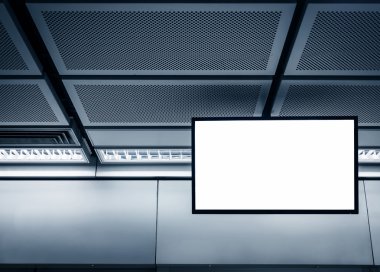 Lcd ekranla alay yukarıya göstermek metro istasyonu
