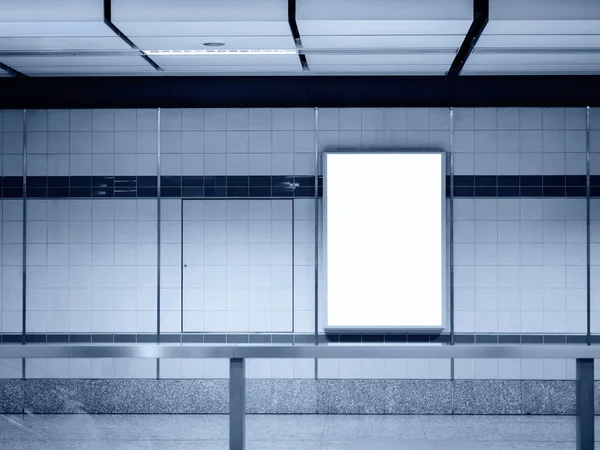 Bespotten lege poster frame display in metrostation — Stockfoto