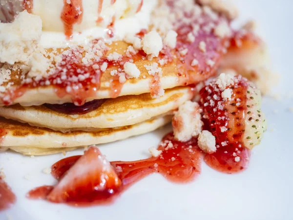 Pfannkuchen stapeln sich mit Erdbeersirup-Sauce-Topping — Stockfoto