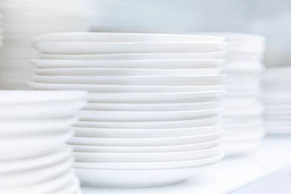 Блюда тарелки сложены столовые приборы — стоковое фото