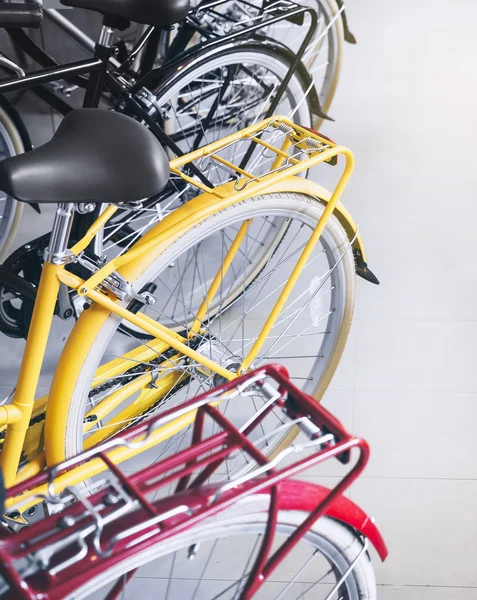 Bicicletas coloridas Hipster transporte elegante — Foto de Stock