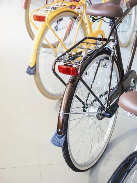 Renkli şık ulaşım bisiklet tekerleği — Stok fotoğraf
