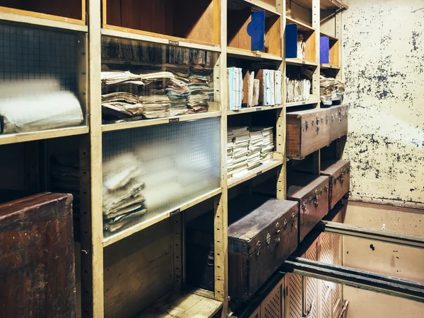 Salle de stockage de documents Étagère avec pile de papiers — Photo