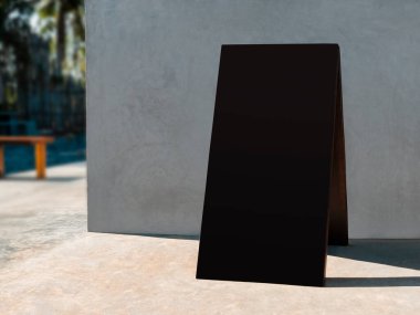 Boş Siyah Pano Standı İmzala Dükkan logosunu Kafe İşletmeleri 'nin önünde uydur