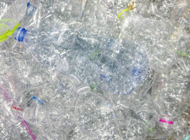 Plastik şişeler geri dönüşüm sürecinde kullanılmış evcil hayvan şişesi içecek ambalajı
