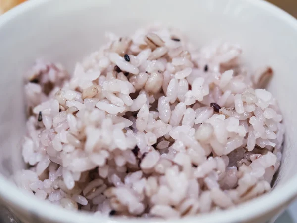 Riz japonais dans un bol en céramique bio Aliments sains — Photo