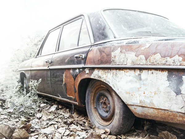 Abandonar carro velho enferrujado texturizado — Fotografia de Stock