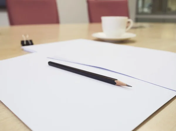 Page papier vierge sur la table dans la salle de réunion Concept de bureau d'affaires — Photo