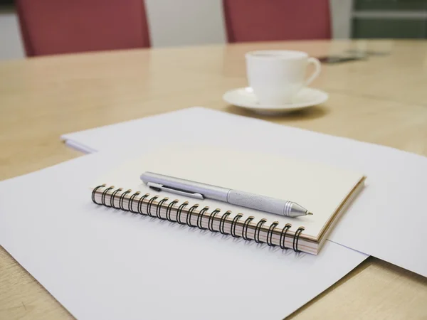 Notatnik i papieru na stole w sali konferencyjnej — Zdjęcie stockowe